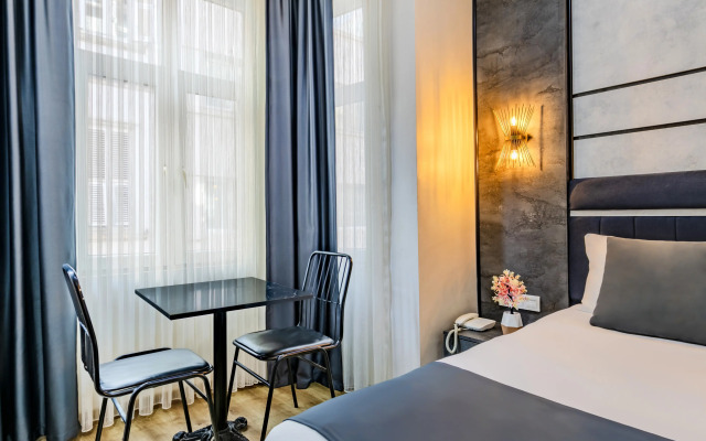 La Pazza Suites Hotel