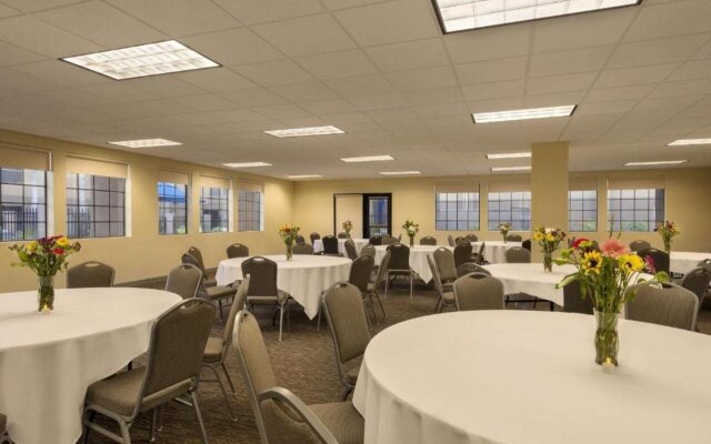 GreenTree Inn & Suites Phoenix Sky Harbor