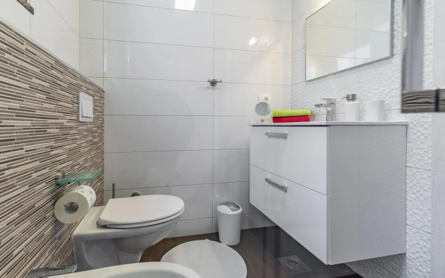 Holiday House emjalemi