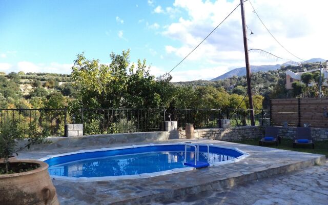 Rural Spacious Villa with Pool at Central Crete