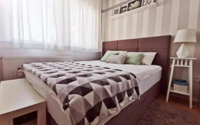 New elegant apartment with free parking and wifi