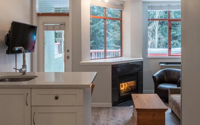 Alpenglow Lodge Family Studio with Murphy Bed by MVA