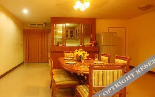 Omni Suites Apartment Hotel.