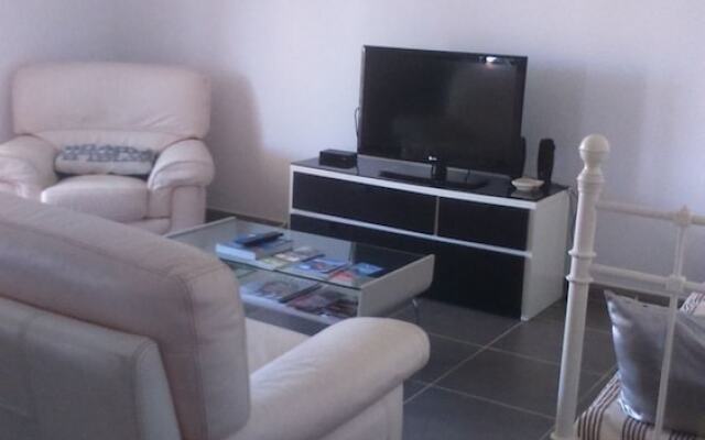 Apartment With 2 Bedrooms in Saint-cyr-sur-mer, With Pool Access, Furn