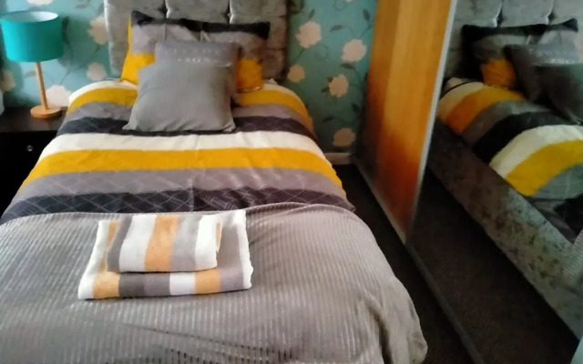 The Nest, an Immaculate 3-bed House in Walsall