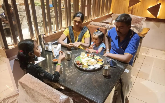 Sri Aadhish Grand Hotel