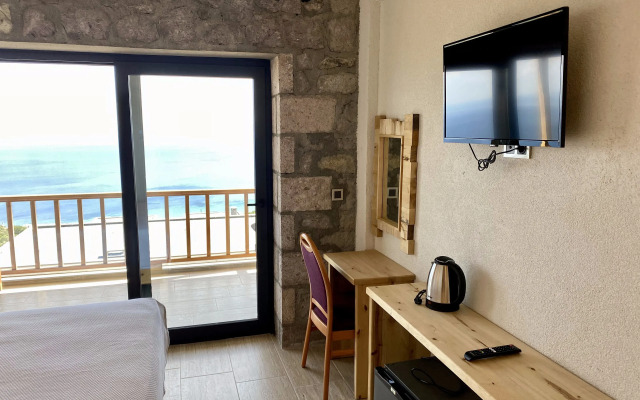 Assos Karadut Taş Otel