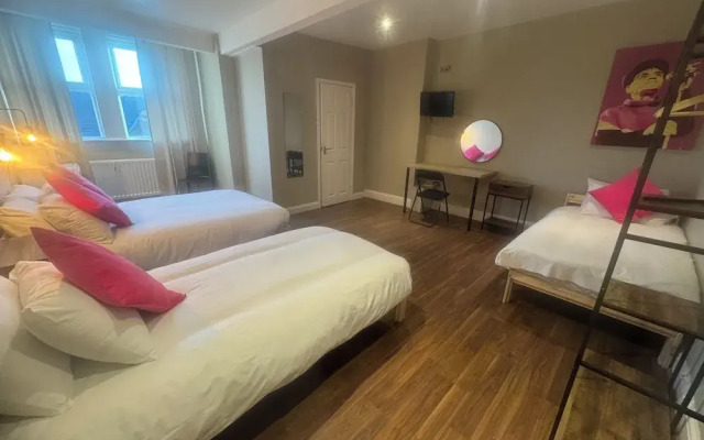 Wasters Arts Bar Hotel
