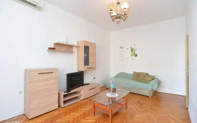 Cozy Apartment in Peroj With Terrace