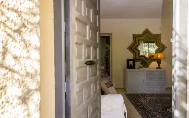 LG-Private villa and pool 100m to beach