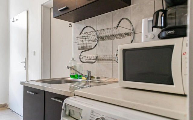 Budget Apartments Well connected to the Whole City