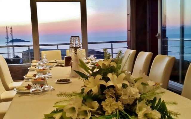 Amazon Aretias Hotel