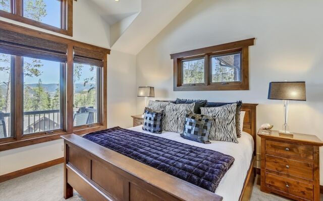 Highlands Hideaway 5 Bedroom Home by RedAwning