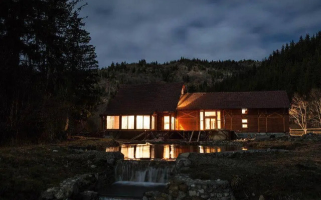 Crossline Lodge