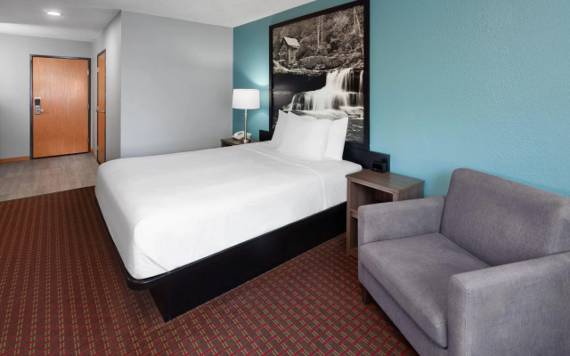 Super 8 by Wyndham McHenry/Fox Lake Area
