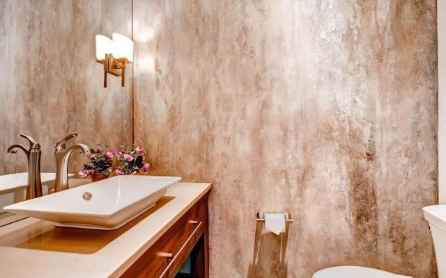 Cawha Outlook Chalet by RedAwning