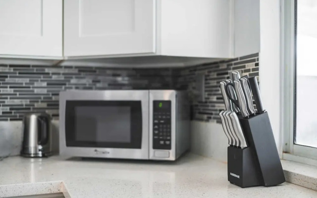 Spacious Retreat Near Iconic LA Sights