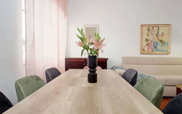 Giuliana Giant Apartment