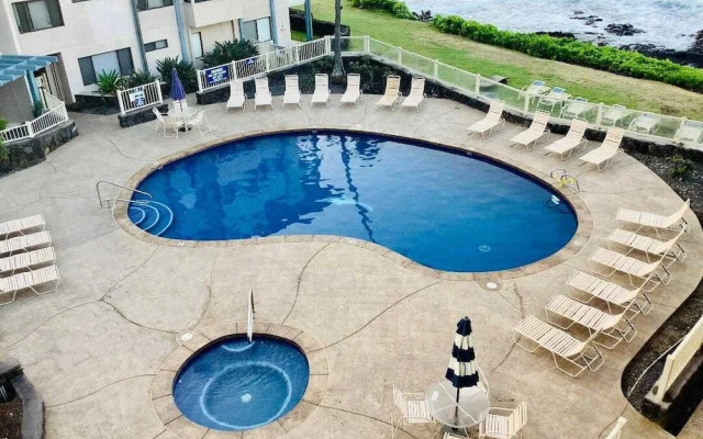 Kona Reef F2 Charming Oceanfront Condo for 4!