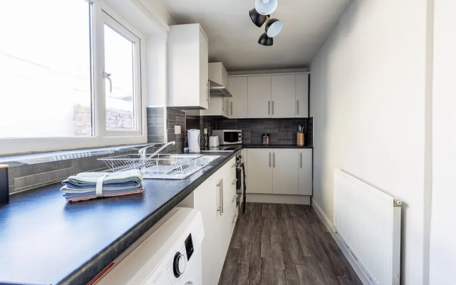 Darlington 4Bd Home: Modern Comfort & Free Parking