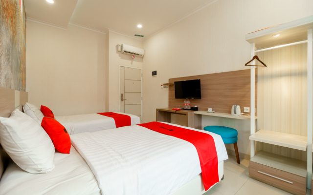 RedDoorz Plus @ Point Phila Cihampelas
