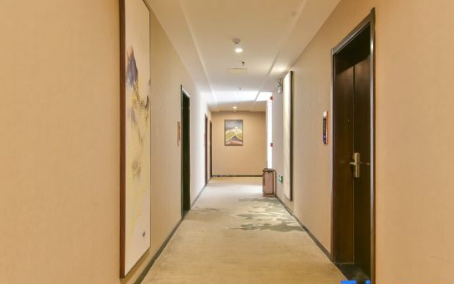 Lanjing Business Hotel (Liangting Subway Station Branch)