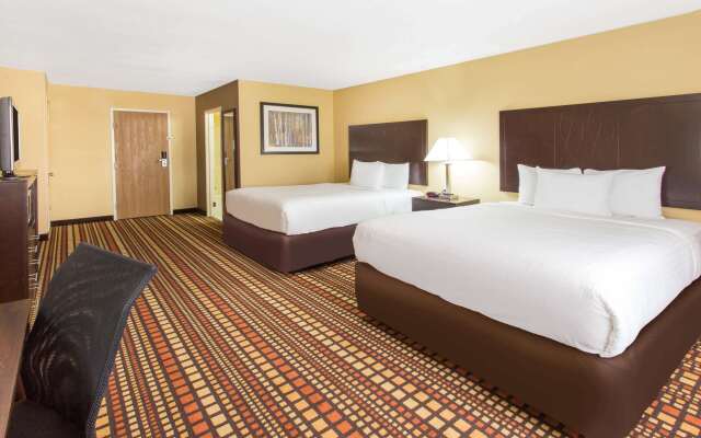 Days Inn & Suites by Wyndham Davenport East