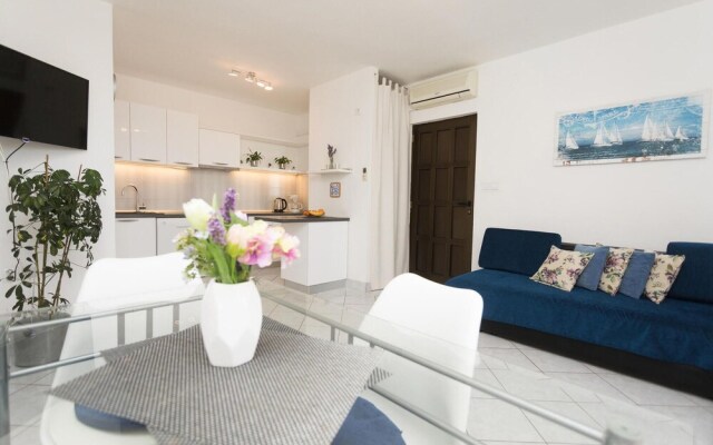 Amazing Home in Sutivan with Hot Tub, WiFi & 3 Bedrooms