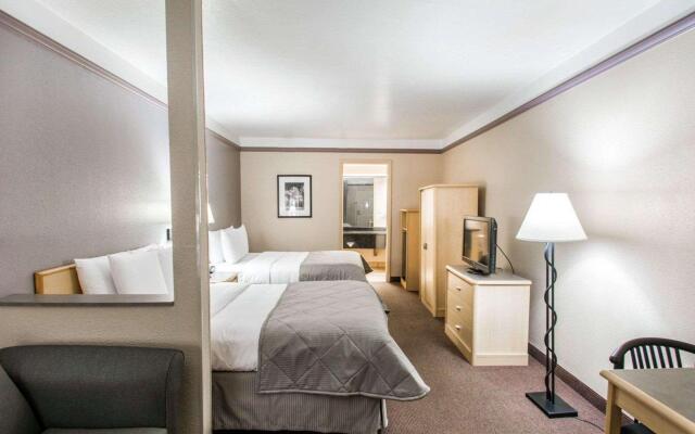 Clarion Suites Maingate