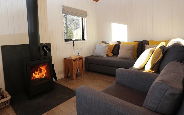 Cosy Modern Nordic Lodge w/ Loch View & Log Burner