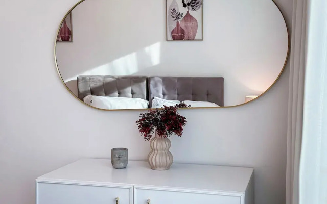 Bright 2BR Apartment with Garden View