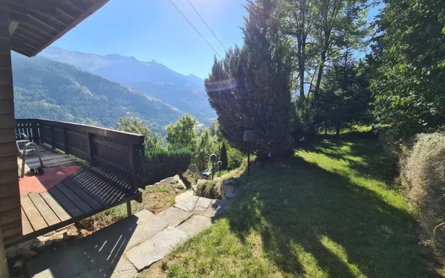 Chalet With Garden and Mountain View