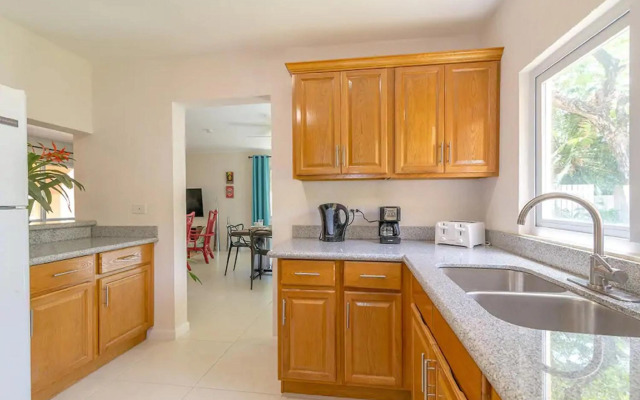 New 3-bed on Hip Strip, Beach access, Sleeps 8