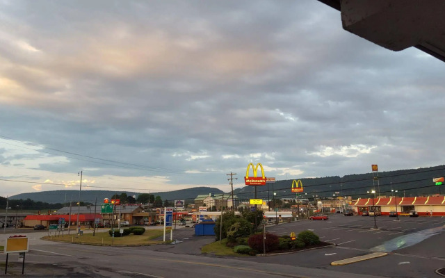 Breezwood Motel