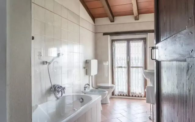 Sunny Holiday Home With Swimming Pool