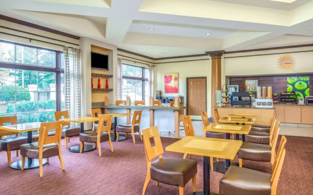 La Quinta Inn & Suites by Wyndham Atlanta Ballpark/Galleria