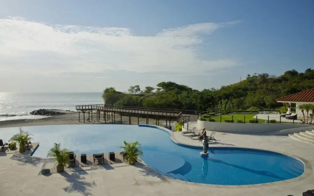 The Golf-view Condo by Acomodo