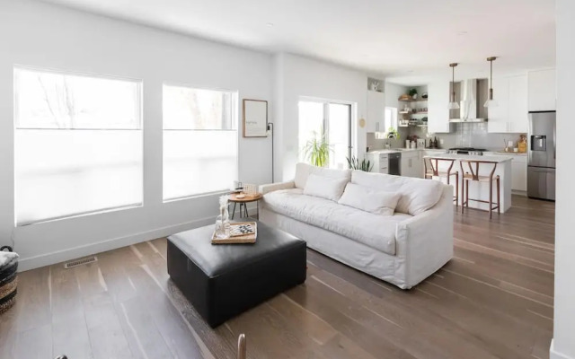 DT 3-lvl Townhouse w Rooftop Patio