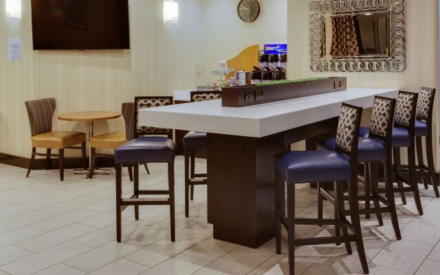 Holiday Inn Express Hotel and Suites Laurel by IHG