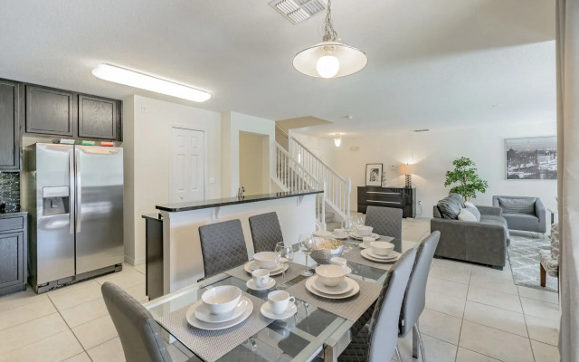 4 bed House/w pool & Garage