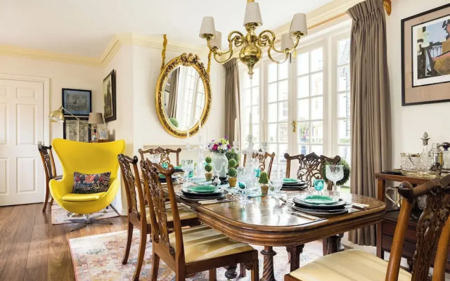 Mayfair 3-bed 6-guest W/patio & ac Berkeley Square