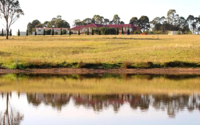 Noble Willow Studio Lovedale. Spacious, with views and pool