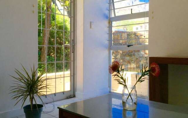 Camps Bay 1 Bedroom Nature Cottage With Views