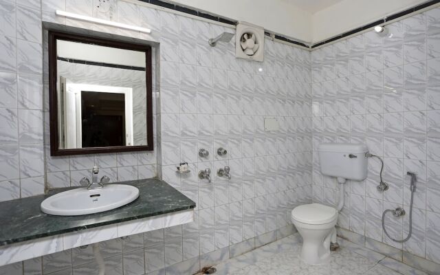 OYO 8989 Hotel Raj