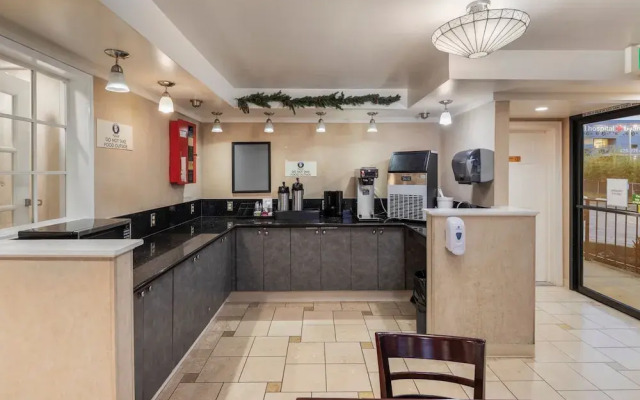 Econo Lodge Near Bellevue Square