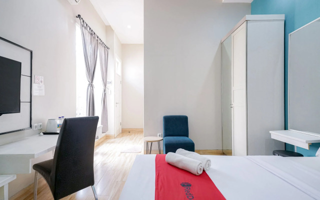RedDoorz Premium near RS Pondok Indah