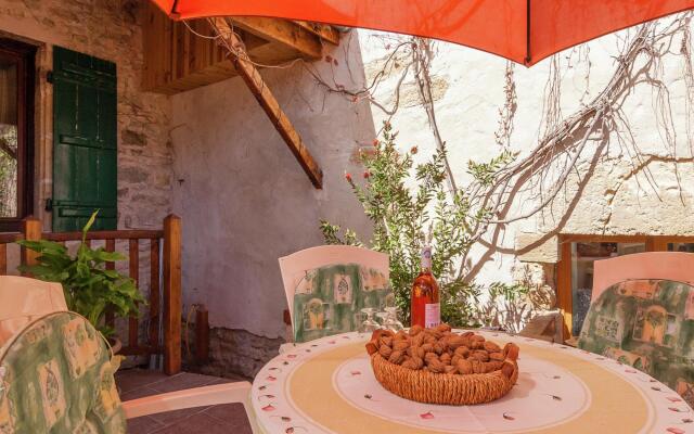 Elegant Holiday Home in Coubjours with heated pool and sauna