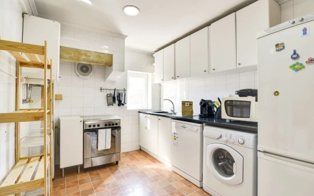 Amazing 3 Bdr Apartment w Lisbon View in Santos, Lisbon