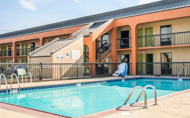 Econo Lodge Inn & Suites
