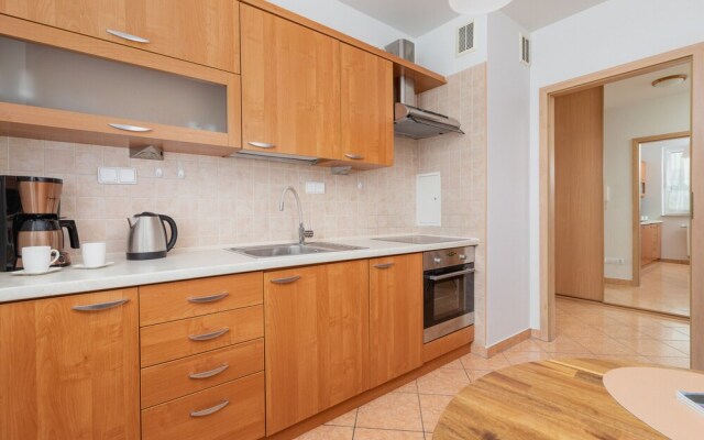 Cozy Apartment Chmieleniec by Renters